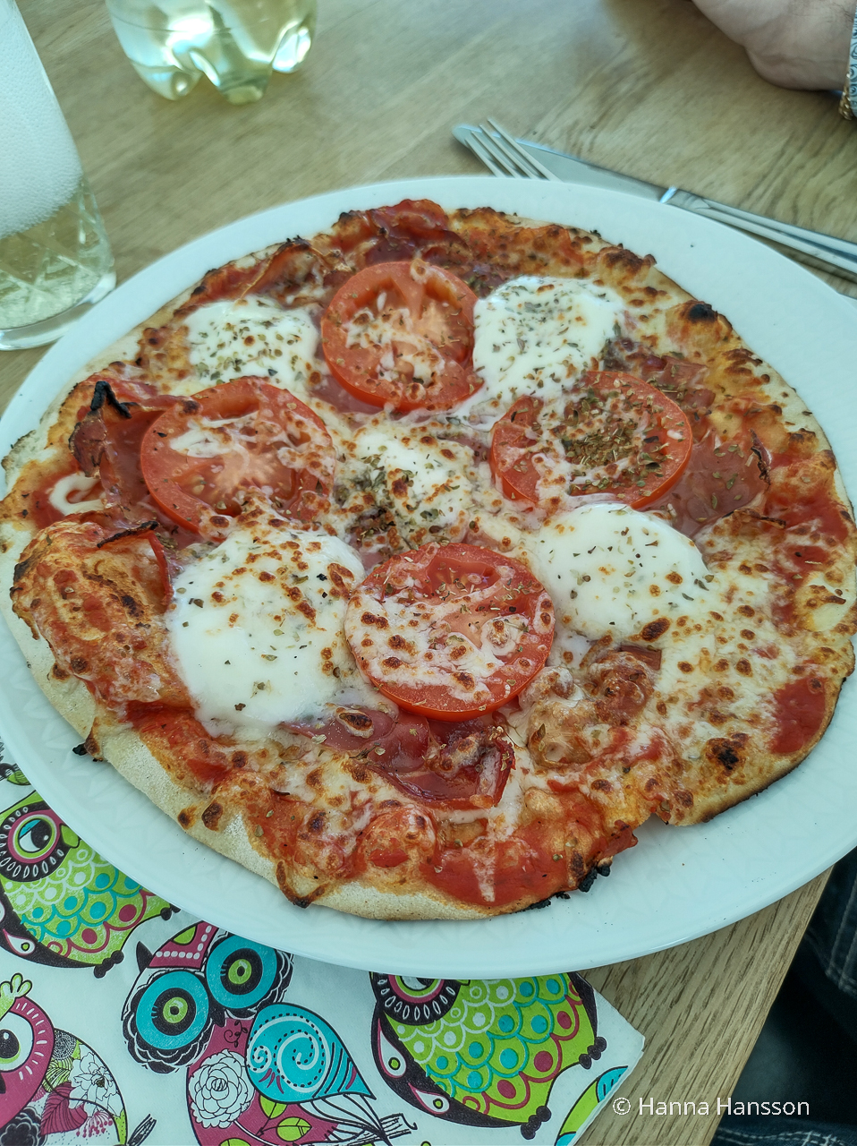 Hemgjord pizza med prosciutto, mozzarella och tomat