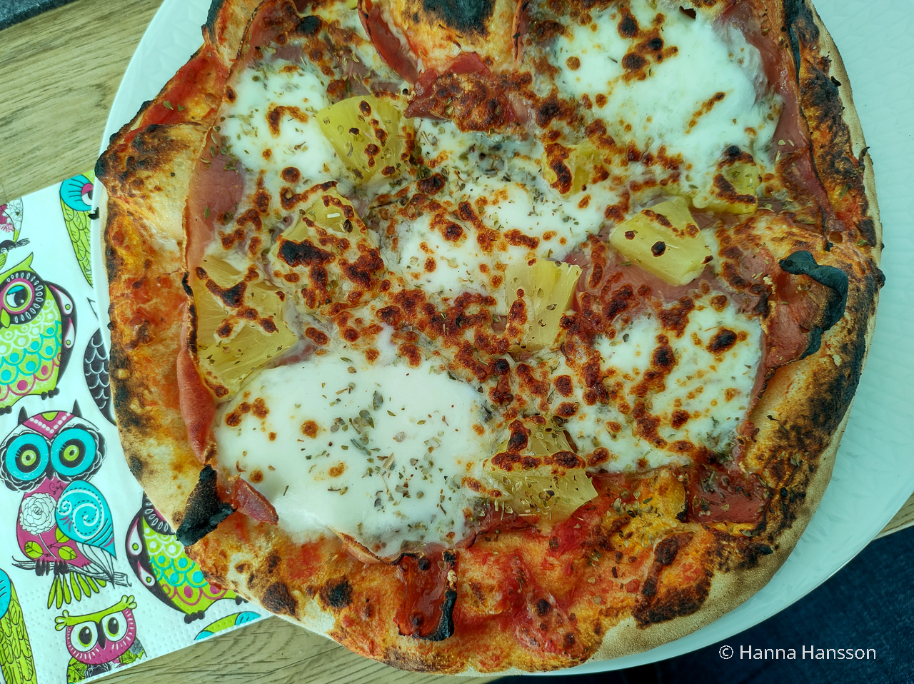 Hemgjord pizza med prosciutto, mozzarella och ananas