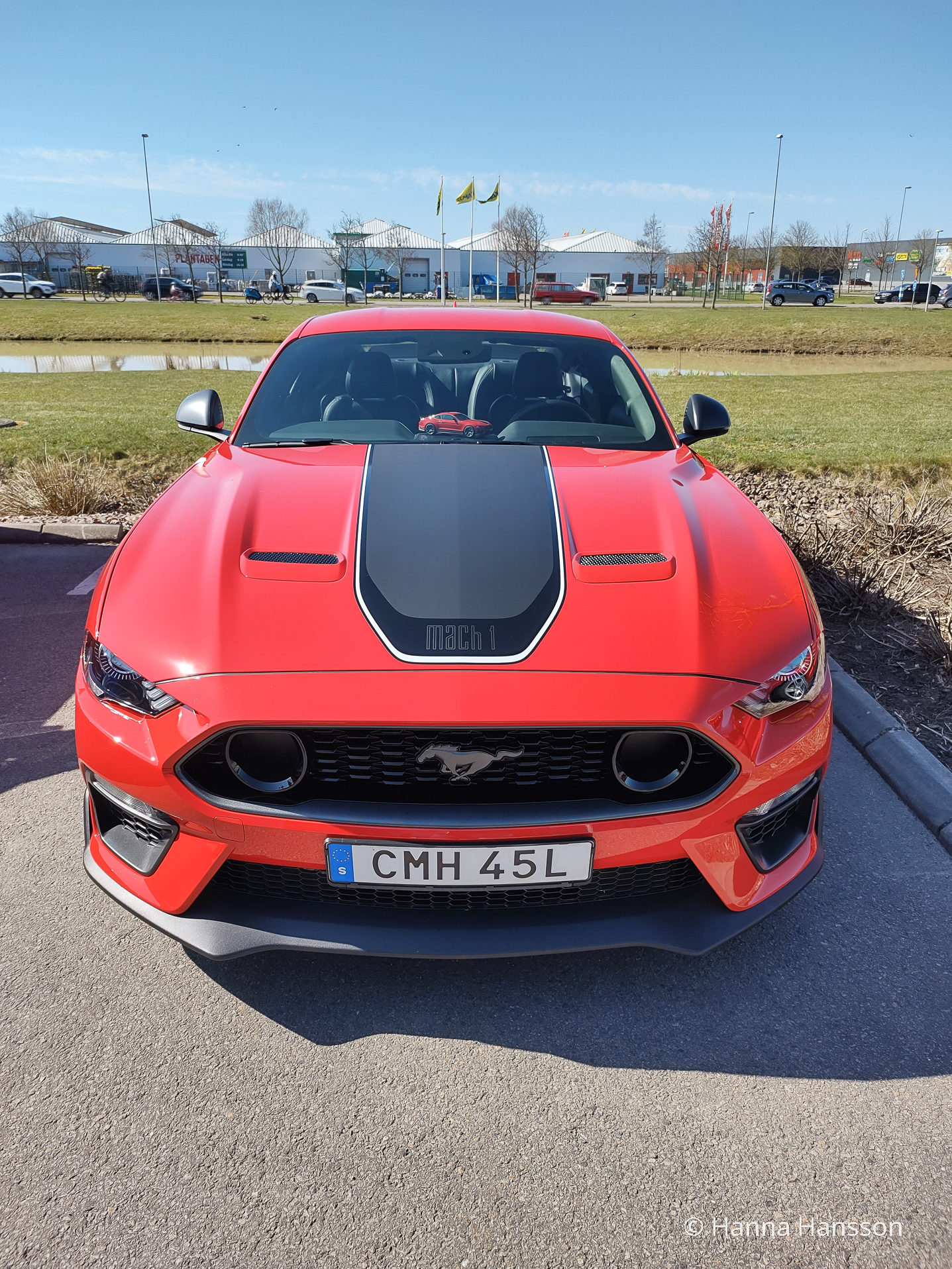 En röd Mustang Mach 1