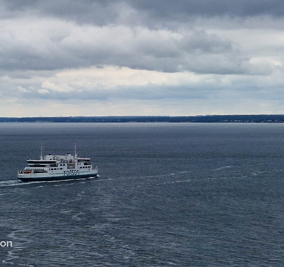 Färja på väg till Helsingör, sedd från takterrassen på hotell Oceanhamn i Helsingborg.