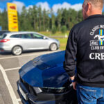 Uffe bakifrån med Mustangklubbens crew-logga och hans Dark Horse i förgrunden