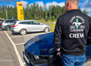 Uffe bakifrån med Mustangklubbens crew-logga och hans Dark Horse i förgrunden