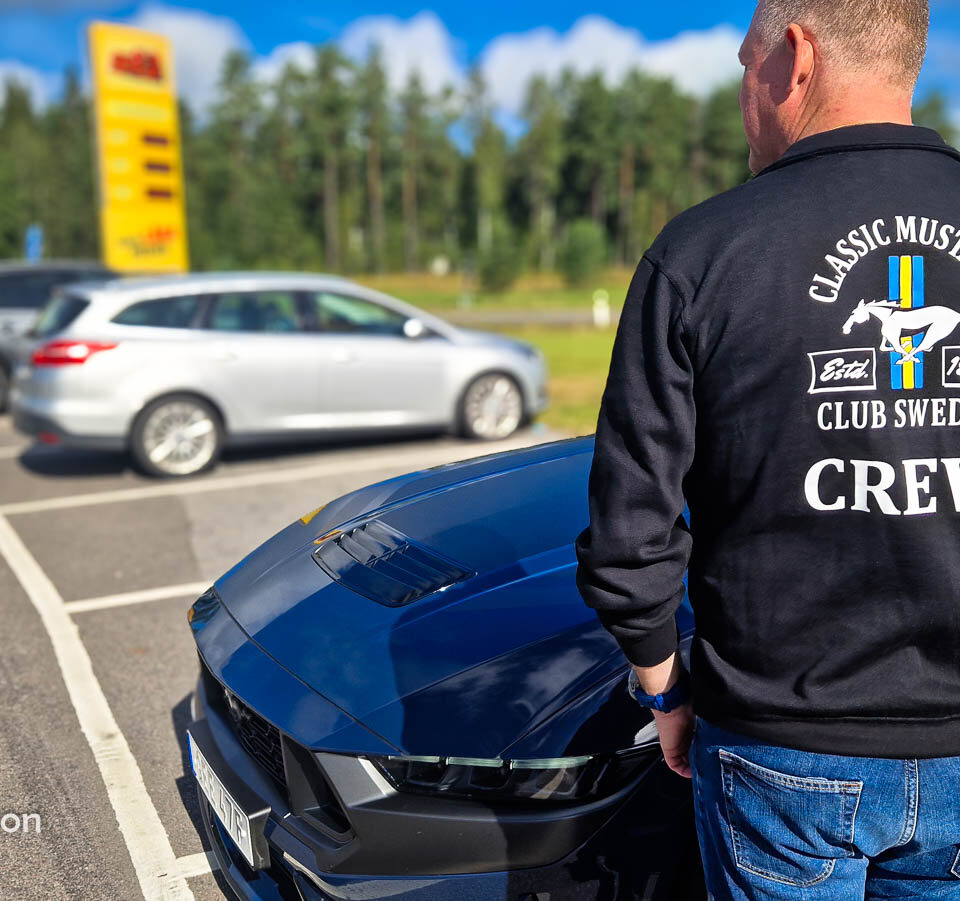 Uffe bakifrån med Mustangklubbens crew-logga och hans Dark Horse i förgrunden