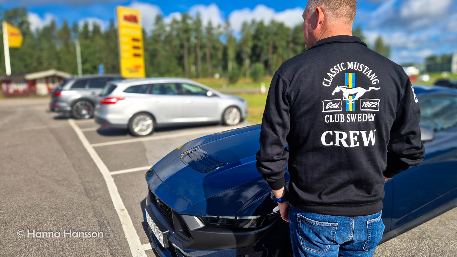 Uffe bakifrån med Mustangklubbens crew-logga och hans Dark Horse i förgrunden