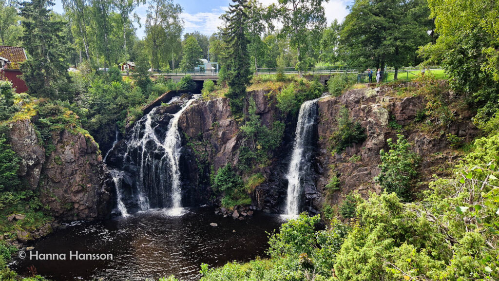 Stalpet med sina två vattenfall i full flöde