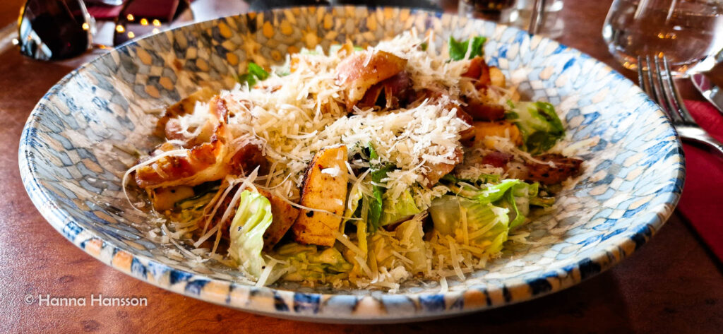 En fräsch Caesarsallad med krispiga krutonger och riven parmesan.