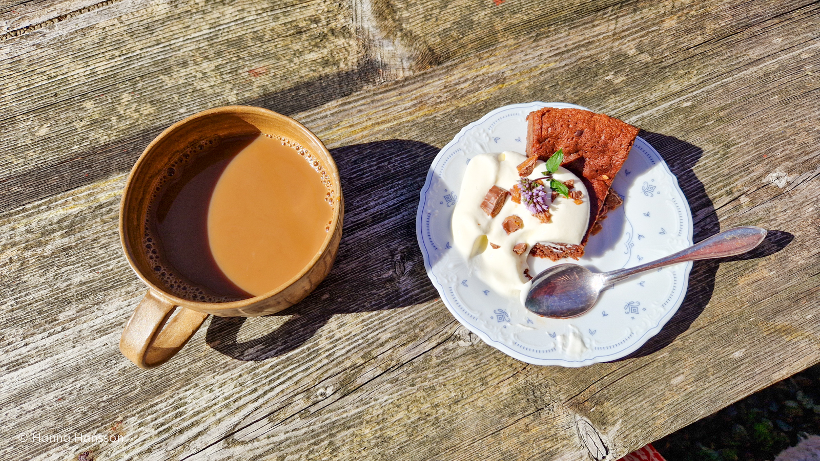 Kaffekopp med en bit kladdkaka.