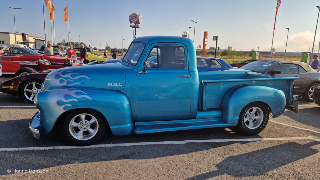 Blå metallic pickup med silver flames sedd från sidan