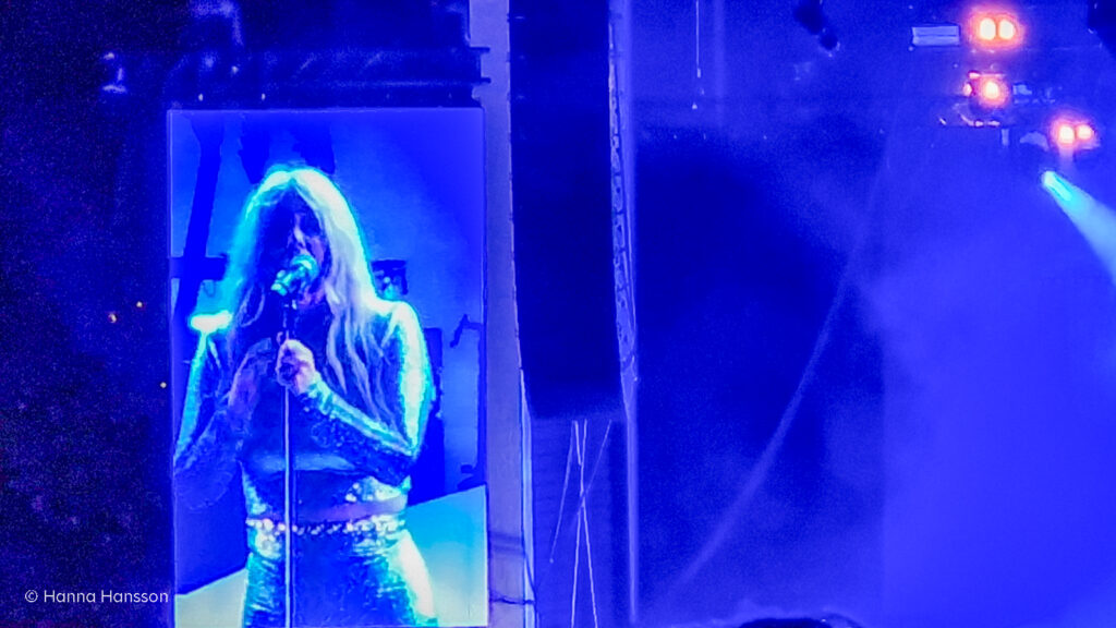 Miss Li sjunger på en konsert i Huskvarna Folkets Park.