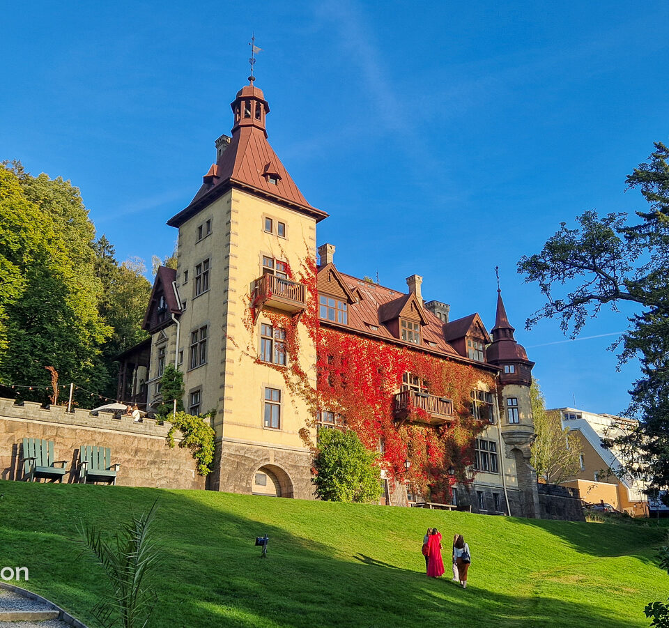 Slottsvillan i Huskvarna en solig dag med klarblå himmel utan moln.