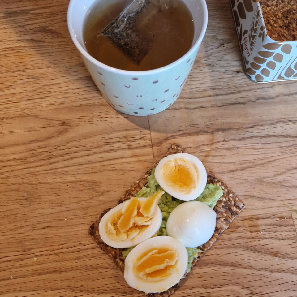 Testa en enkel och god ägg- & avokadomacka – full av protein, nyttiga fetter och smak! Perfekt som mellanmål, frukost eller lätt lunch.